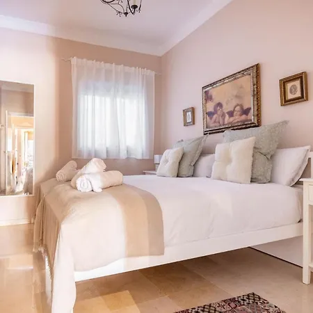 Luxe Town Hall Apartment *