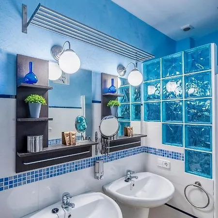 Luxe Town Hall Apartment *