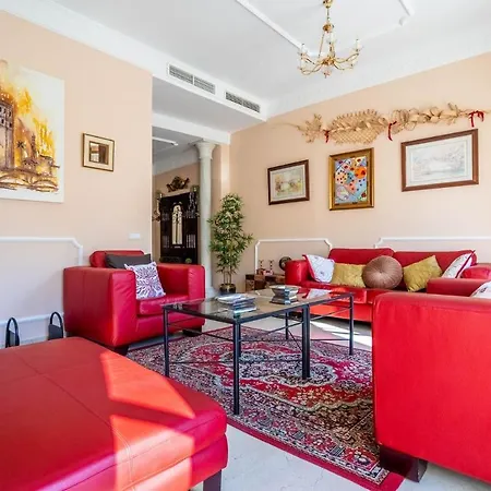 Luxe Town Hall Apartment *