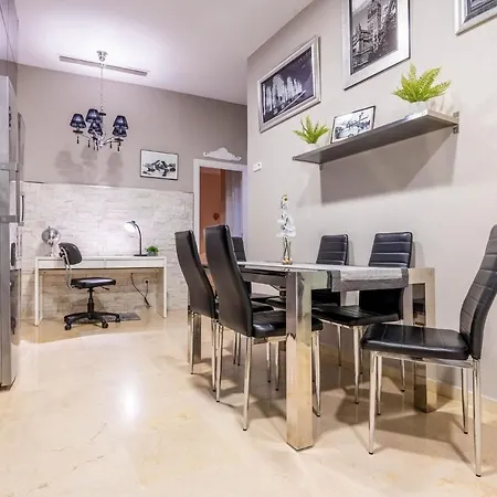 Luxe Town Hall Apartment *